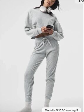 ALO Yoga Muse Ribbed Crop Hoodie & Jogger Sweatpants Set - Light Gray